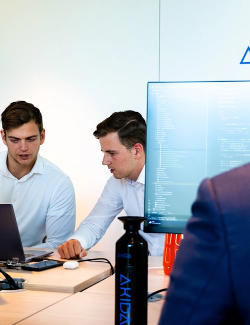 werknemers niek en bart aan het werk