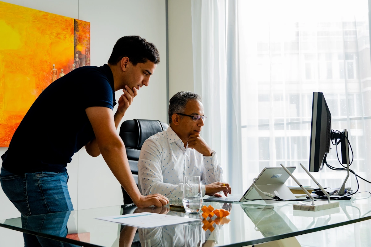 eigenaar van AKIDA tufail met werknemer ismaïl aan het werk