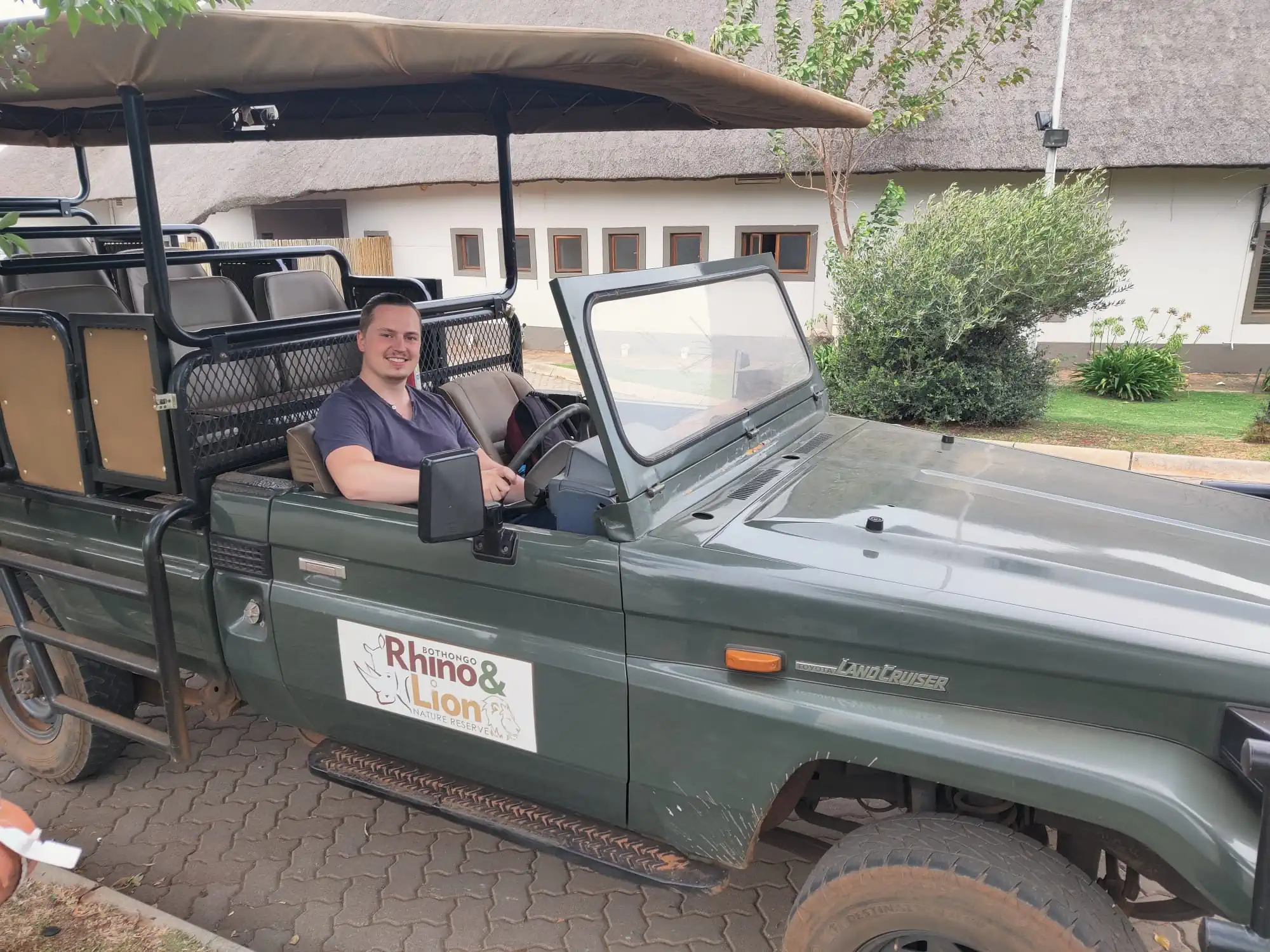 werknemer peter bestuurt een jeep