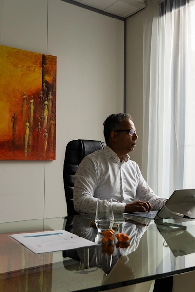 eigenaar Tufail aan het werk achter zijn laptop