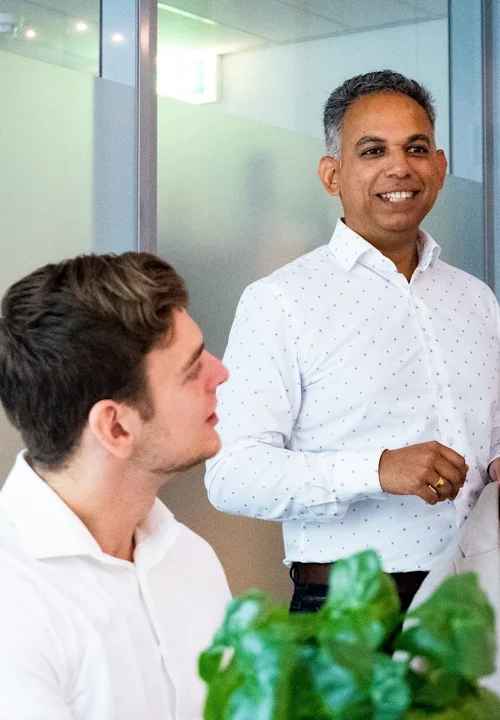 eigenaar van AKIDA tufail met werknemer bart in een vergadering